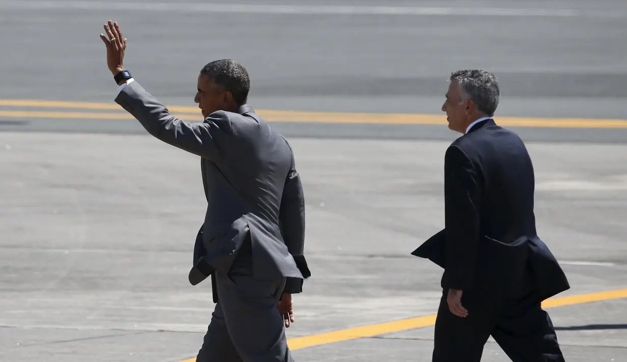 Presiden AS, Barack Obama berjalan menuju helikopter Marine One setelah tiba Bandara Internasional Ninoy Aquino, Manila November (17/11). Obama akan mengadiri KTT kerjasama Ekonomi Asia-Pasifik (APEC) pada Sabtu (20/11). (REUTERS/Erik De Castro)