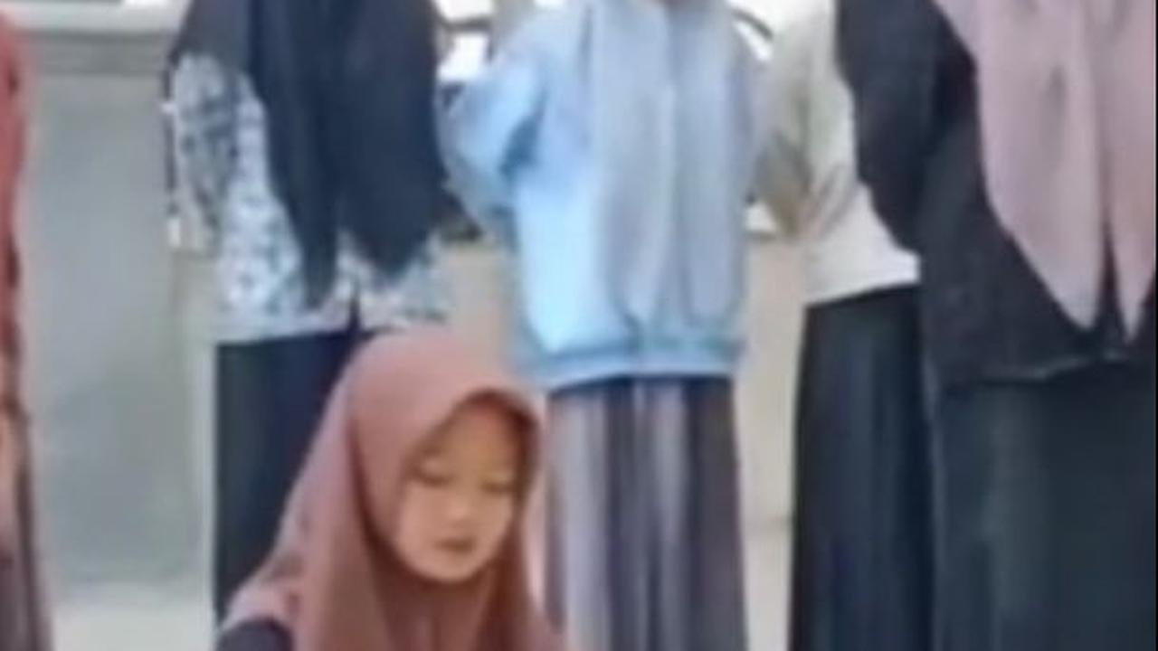 Langgar Aturan Pesantren, Aksi Santriwati Hancurkan HP-nya dengan Palu Ini Tuai Sorotan