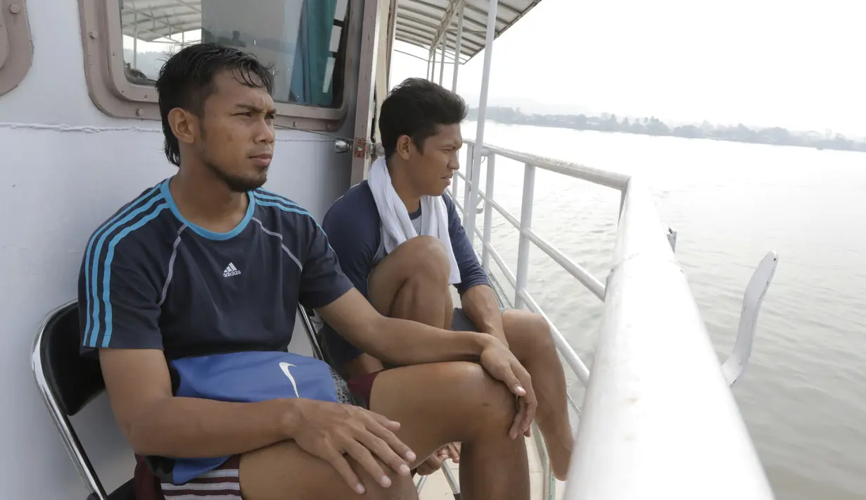 Pemain Mitra Kukar Saepuloh dan Eka Ramdani (kanan) memandangi pemandangan saat menaiki kapal feri menyeberangi Sungai Mahakam menuju Stadion Aji Imbut, Tenggarong, Kaltim, Sabtu (3/10/2015). (Bola.com/Vitalis Yogi Trisna)