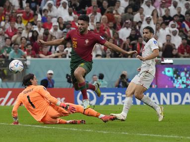 Goncalo Ramos tampil mengagumkan saat Portugal kalahkan Swiss dengan skor 6-1 pada babak 16 besar Piala Dunia 2022 yang berlangsung di Lusail Stadium, Rabu (07/12/2022) dini hari WIB. (AP/Alessandra Tarantino)