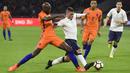 Bek Belanda, Bruno Martins, berusaha menghadang gelandang Italia, Marco Verratti. Pada laga tersebut Belanda memakai skema 4-3-3 sementara Italia dengan formasi 3-5-2. (AFP/ John Thys)