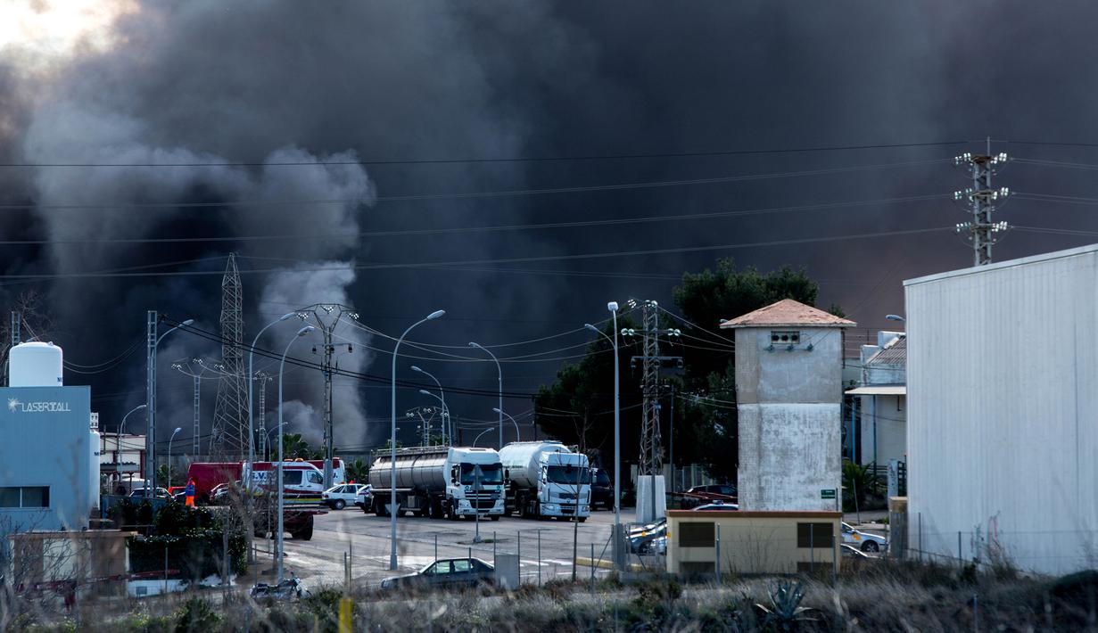 Kebakaran terjadi di perusahaan kimia Indukern di kawasan industri Fuente del Jarro, Paterna, Valencia, Spanyol, Rabu (8/2). (AFP PHOTO / Biel Alino)