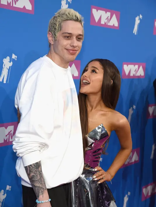 Duh, lihat deh ketika Ariana memandangi wajah Pete. Bahagia banget ya! (Kevin Mazur - Cosmopolitan)
