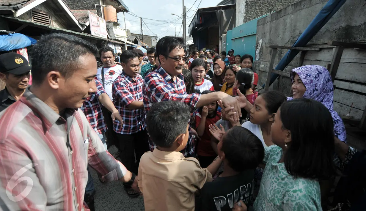 Cawagub DKI Jakarta, Djarot Saiful Hidayat saat melakukan blusukan di Tegal Alur, Jakarta, Rabu (7/12). Dalam blusukannya Djarot berjanji akan segera memasukkan pelayanan air perpipaan di permukiman warga Tegal Alur. (Liputan6.com/Yoppy Renato)