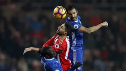 Pemain Chelsea, Cesc Fabregas, berduel dengan pemain Sunderland, Fabio Borini, dalam laga pekan ke-16 Premier League 2016-2017 di Stadium of Lights, Rabu (14/12/2016) waktu setempat. (Action Images via Reuters/Lee Smith)