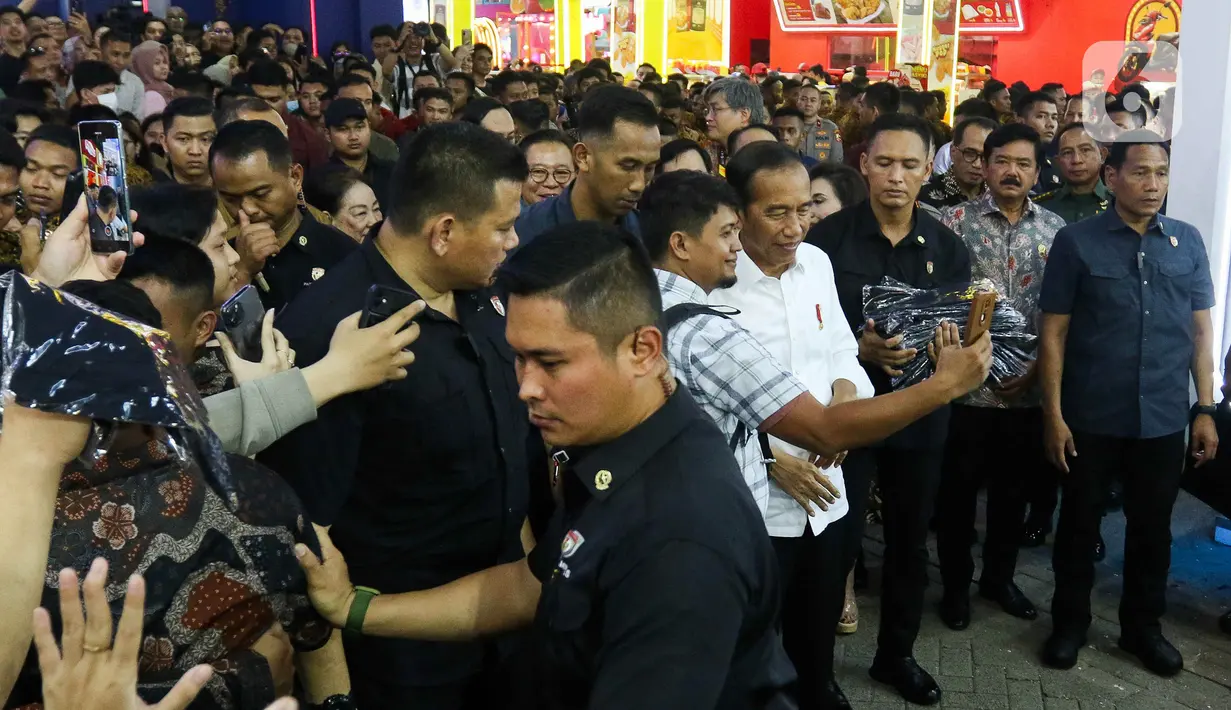 Warga pun antusias bisa bertemu langsung dengan Presiden Jokowi. (Liputan6.com/Herman Zakharia)