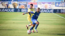 Striker Arema FC, Dalberto mempertahankan bola dari kejaran gelandang Persib Bandung, Thom Haye dalam laga pekan keenam BRI Super League 2025/2026 di Stadion Kanjuruhan, Kabupaten Malang, Senin (22/9/2025). (Bola.com/Iwan Setiawan).