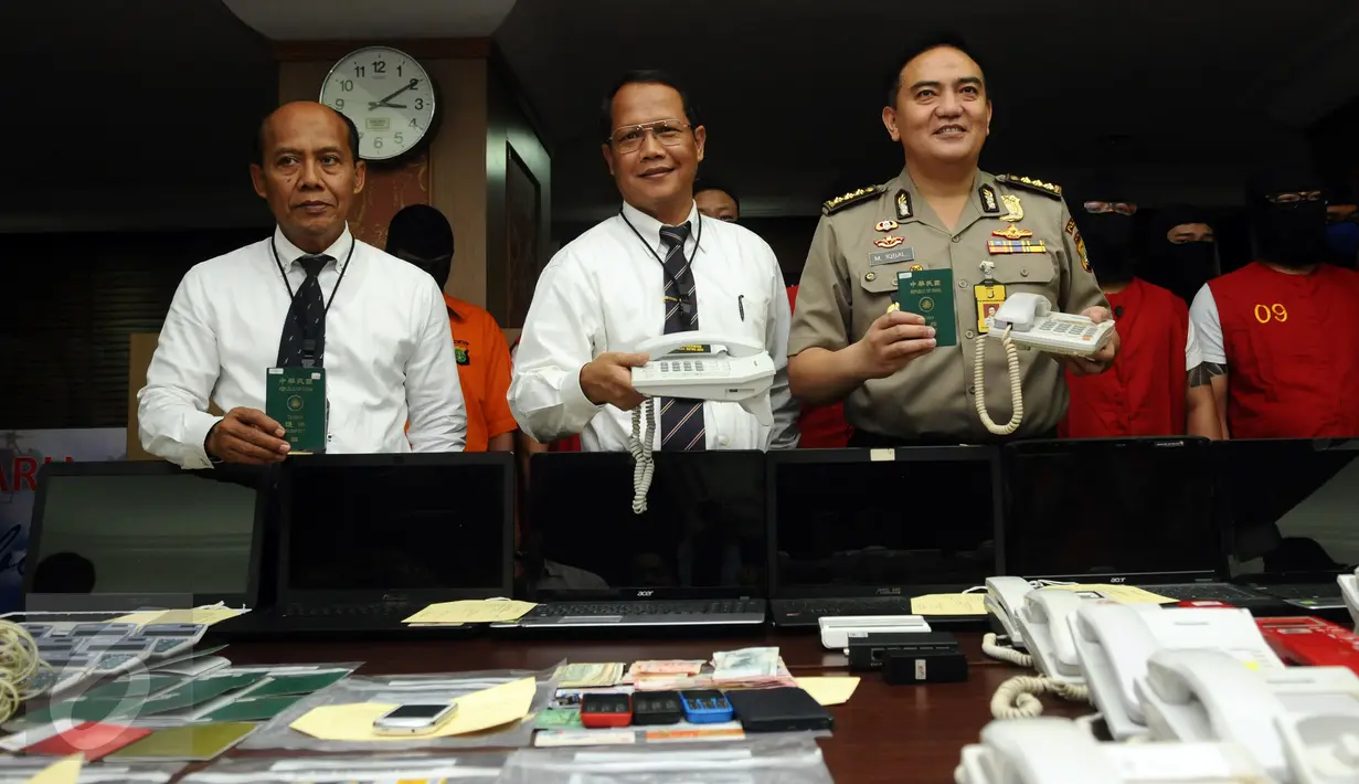 Direktur Reserse Kriminal Khusus Polda Metro Jaya, Kombes Pol Mujiono (tengah) menunjukkan barang bukti penipuan online menggunakan VOIP di Jakarta, Senin (1/2/2016). Polisi menahan 9 WNA serta 1 WNI dalam kasus ini. (Liputan6.com/Helmi Fithriansyah)