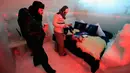 Wisatawan melihat salah satu ruangan kamar di Hotel Es Balea Lac di kawasan Pegunungan Fagaras, Rumania, Kamis (29/1/2015). (REUTERS/Radu Sigheti)
