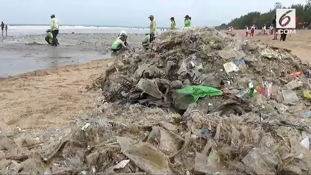 Pemandangan kurang sedap akibat sampah kiriman mengotori Pantai Kuta, Bali. Setiap harinya sampah yang harus dibersihkan mencapai 100 ton hingga 150 ton.
