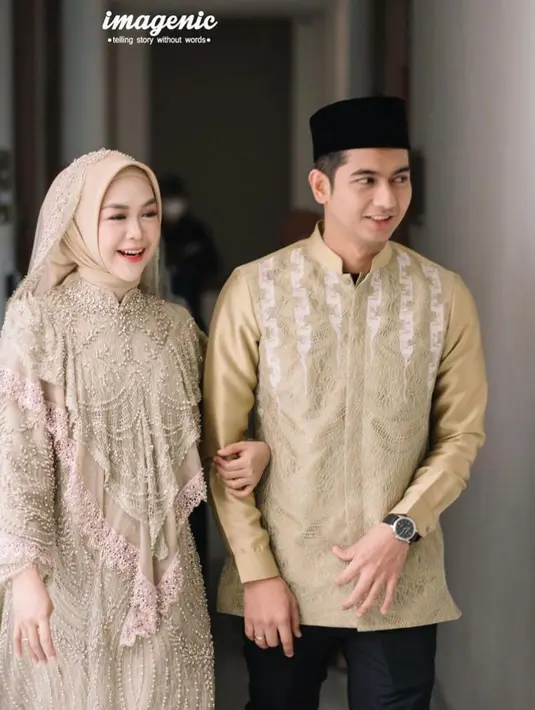 Aksen cape yang menutupi bagian dada hingga perut bawah membuat gamis ini terlihat semakin cantik.  (Instagram/okisetianadewi).