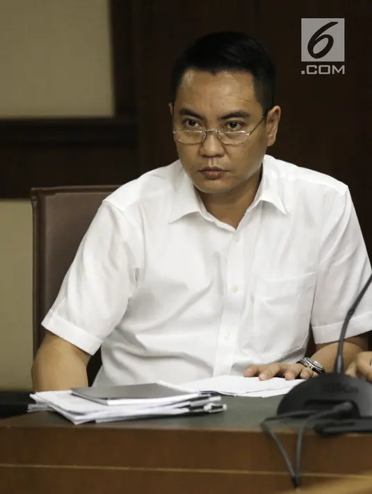 Terdakwa mantan anggota DPR, Fayakhun Andriadi mendengar keterangan saksi dalam sidang dugaan suap Bakamla di Pengadilan Tipikor, Jakarta, Rabu (12/9). Sidang beragendakan mendengarkan keterangan saksi Jaksa Penuntut Umum. (Liputan6.com/Herman Zakharia)