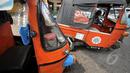 Sejumlah bajaj mangkal di kawasan Stasiun Gondangdia, Jakarta, Selasa (25/2/2015). Para pemilik bajaj orange yang bermesin 2 tak mengaku siap untuk menjadi bajaj biru berbahan bakar gas (Liputan6.com/Faizal Fanani)