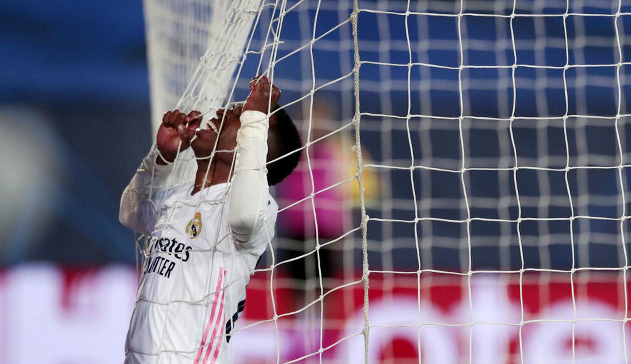 Penyerang Real Madrid, Vinicius Junior, tampak kecewa usai gagal mencetak gol ke gawang Atalanta pada laga Liga Champions di Stadion Alfredo di Stefano, Rabu (17/3/2021). Real Madrid menang dengan skor 3-1. (AP/Bernat Armangue)