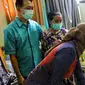 Salah seorang pasien rawat inap di RSUD Kudus beberapa waktu lalu yang dijenguk oleh dr Abdul Hakam. (Liputan6.com/Arief Pramono)