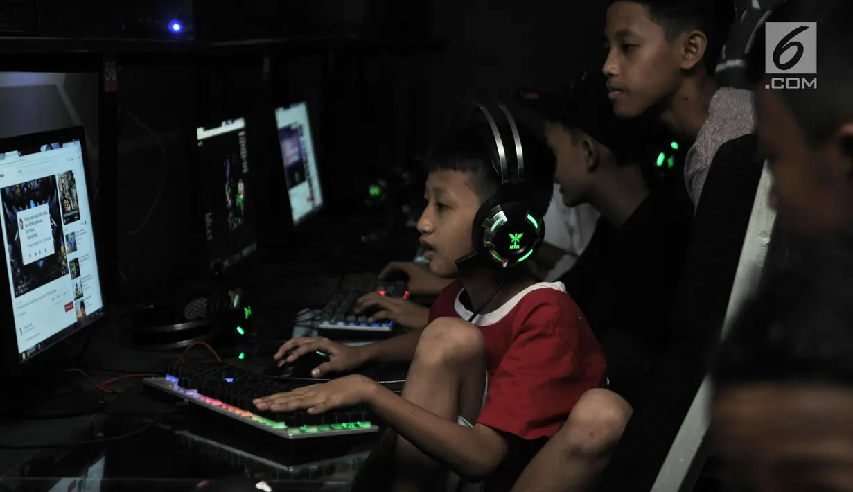 Seorang anak bermain game online di salah satu warung internet (warnet) di kawasan Duren Sawit, Jakarta, Senin (23/7). Kecanduan game online atau gaming disorder dapat berisiko pada penurunan kosentrasi belajar, daya ingat. (Merdeka.com/Iqbal S. Nugroho)
