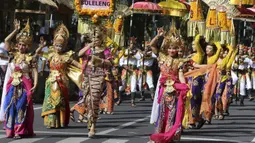 Para penari berparade saat pembukaan Pesta Kesenian Bali di Bali, Indonesia, 12 Juni 2022. Pulau Bali saat ini menggelar Pesta Kesenian Bali tahunan selama sebulan dari 12 Juni hingga 10 Juli. (AP Photo/Firdia Lisnawati)