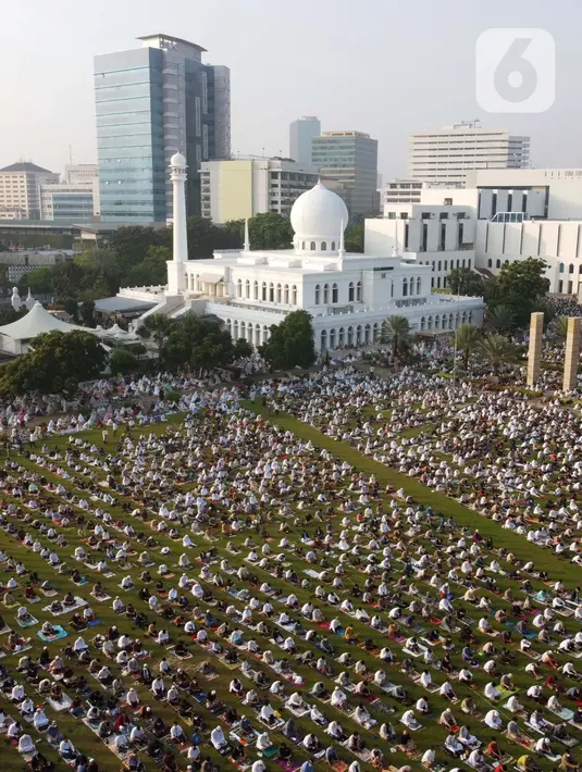 Foto udara memperlihatkan suasana jelang shalat Idul Fitri 1442 H di Lapangan Masjid Agung Al Azhar, Jakarta, Kamis (13/5/2021). Ribuan umat muslim melaksanakan shalat Idul Fitri 1442 H di Lapangan Masjid Agung Al Azhar dengan menerapkan protokol kesehatan ketat. (Liputan6..com/Helmi Fithriansyah)