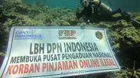 Presiden DPN Indonesia, Faizal Hafied merilis secara resmi Pusat Pengaduan Nasional Korban Pinjol Ilegal dengan membentangan spanduk LBH DPN Indonesia di bawah laut Kepulauan Wakatobi. (Ist)