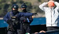 Penjaga Pantai Bea Cukai Prancis saat mengikuti pelatihan menguji rencana pengamanan estafet obor Olimpiade, di lepas pantai kota Toulon, Prancis, pada 24 April 2024. (Christophe SIMON/AFP)