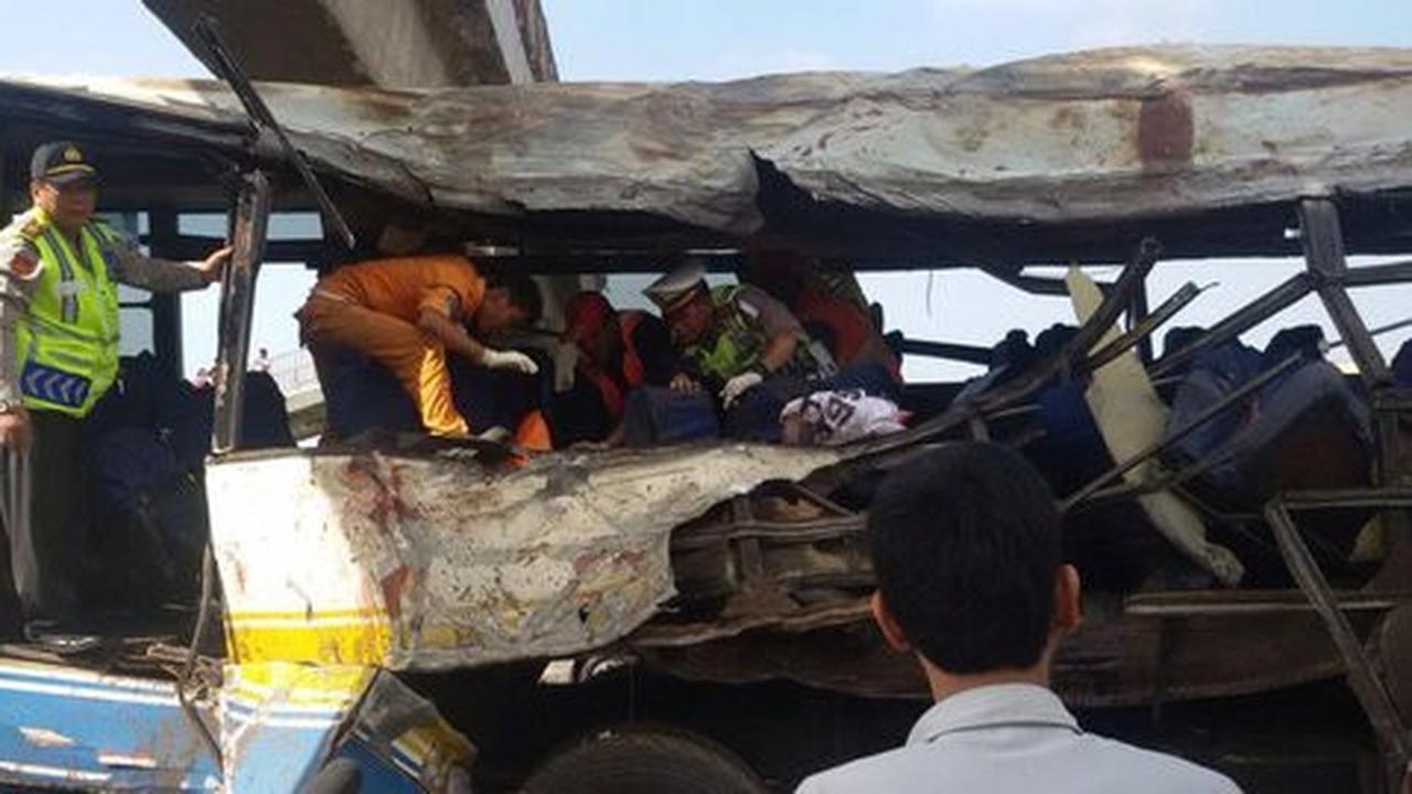 Bus angkutan mudik kecelakaan di Tol Palikanci, belasan tewas