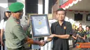 Citizen6, Bandung: Rekor MURI tersebut tertuang dalam piagam Penghargaan MURI No 5251/ R.Muri/XII/2011 yang disampaikan langsung Manager Muri Ngadri Yusuf, di SMAN 20 Bandung Jalan Citarum Bandung, Senin (12/12). (Pengirim: Pendam3)