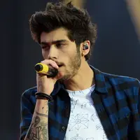 Pasca hengkang dari One Direction, Zayn Malik pun seolah berubah drastis. Kini, dia mulai serius menjalani hubungan dengan Perrie Edwards.