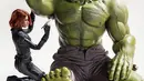 Black Widow cabuti bulu ketiak Hulk. (boredpanda.com)