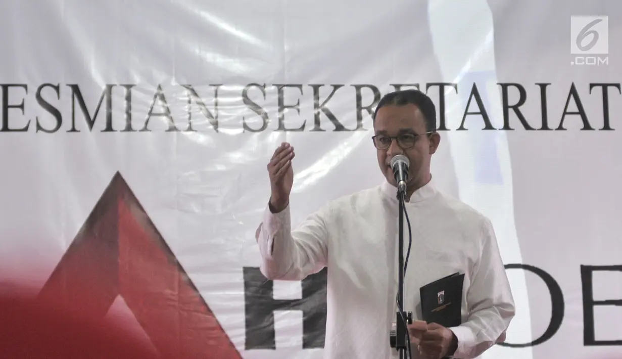 Gubernur DKI Jakarta Anies Baswedan memberikan sambutan saat peresmian Roemah Djoeang di Jalan Wijaya, Kebayoran Baru, Jakarta, Minggu (29/7). Roemah Djoeang didirikan sebagai markas untuk memenangkan Prabowo di Pilpres 2019. (Merdeka.com/Iqbal S Nugroho)