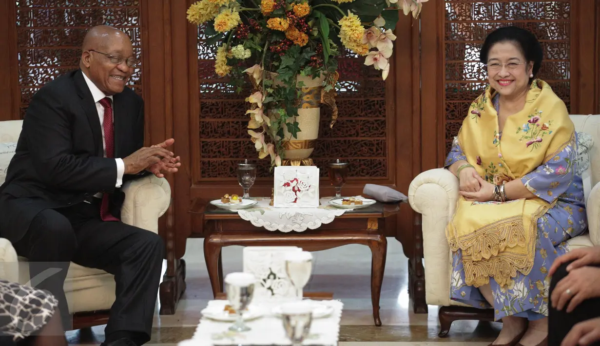 Presiden RI ke lima Megawati Soekarnoputri berbincang dengan Presiden Afsel, Jacob Zuma, Jakarta, Rabu (8/3). Kedua tokoh negara membahas mengenai sejarah Presiden RI pertama Soekarno yang memiliki hubungan baik dengan Afsel. (Liputan6.com/Faizal Fanani)