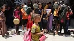 Anak-anak Palestina menunggu di titik distribusi makanan di Nuseirat, Jalur Gaza bagian Tengah, pada 23 Juni 2025. (Eyad BABA/AFP)