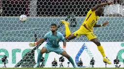 Enner Valencia menjadi pencetak gol sekaligus brace pertama di Piala Dunia 2022 saat laga pembuka antara tuan rumah Qatar melawan Ekuador di Stadion Al Bayt, Minggu (20/11/2022). Gol pertama Valencia dicetak pada menit ke-16 lewat tendangan penalti. Sementara gol keduanya dilcetak lewat tandukannya pada menit ke-31. Dua gol pemain Fenerbache tersebut berhasil membuat Ekuador menang 2-0 atas tuan rumah Qatar. (AP/Natacha Pisarenko)
