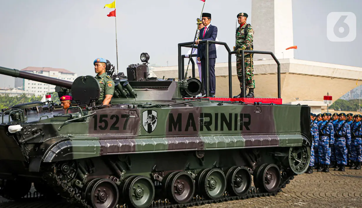 Jokowi memimpin upacara HUT ke-78 TNI di Monumen Nasional (Monas) hari ini. (Liputan6.com/Faizal Fanani)