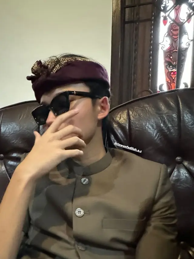 6 Gaya Jeffry Reksa Pacar Putri Delina Hadiri Acara Mepamit Rizky Febian-Mahalini, Kompak Pakai Seragam Keluarga Sule