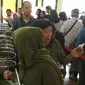 Antrian pengunjung Nasi Jamblang Cirebon Ibu Nur di musim libur Lebaran 2019. Foto (Liputan6.com / Panji Prayitno)