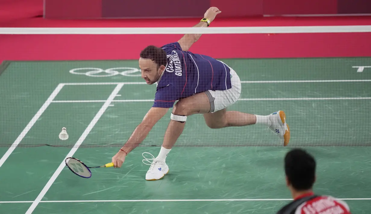 Pebulu tangkis Guatemala Kevin Cordon bertanding melawan Anthony Sinisuka Ginting dari Indonesia pada perebutan medali perunggu badminton tunggal putra Olimpiade Tokyo 2020 di Musashino Forest Sports Plaza, Senin (2/8/2021). Anthony Ginting menang 21-11 dan 21-13. (AP/Dita Alangkara)