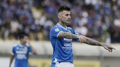 Bek Persib Bandung, Bojan Malisic, memberikan arahan kepada rekannya saat melawan Persiwa Wamena pada laga Piala Indonesia di Stadion Si Jalak Harupat, Bandung, Senin (11/2). Persib menang 7-0 atas Persiwa. (Bola.com/M Iqbal Ichsan)