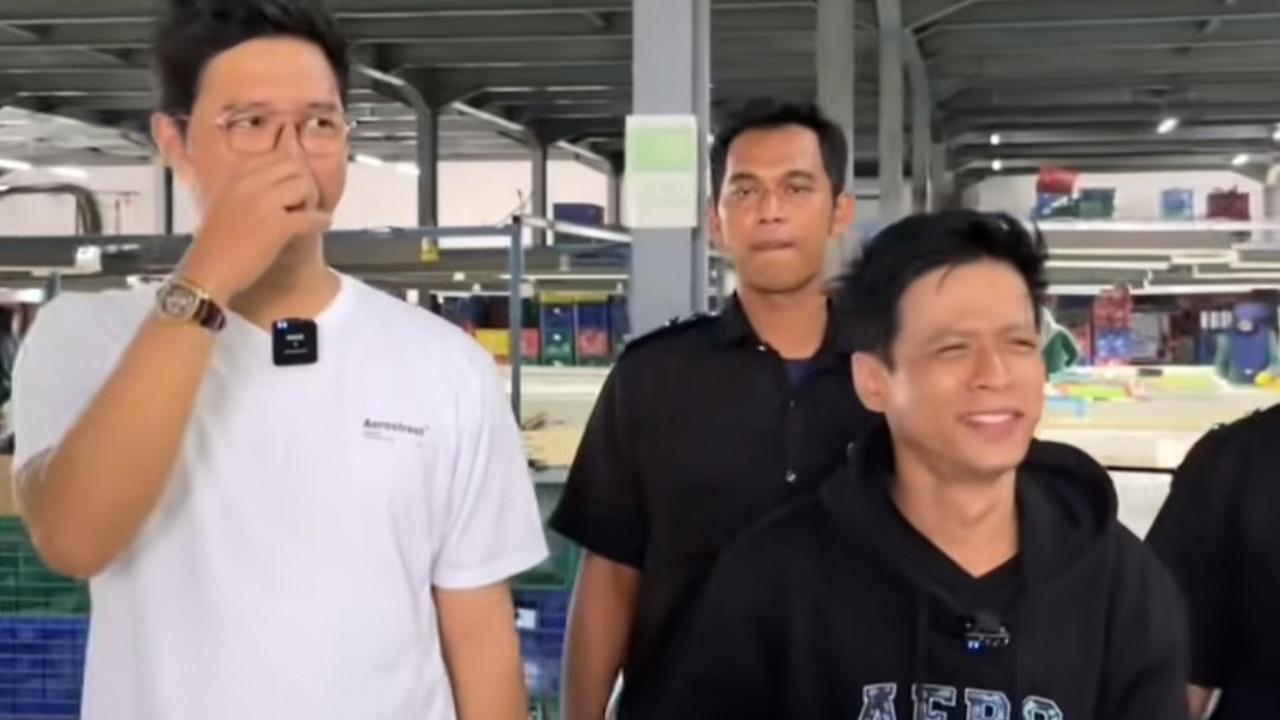 Aris Munandar tampak terkejut melihat banyaknya jumlah karyawan yang bekerja di pabrik tersebut.<br>
