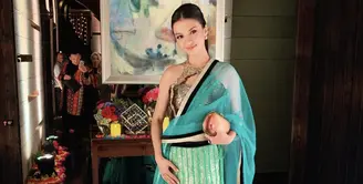 Raline Shah terlihat begitu cantik dengan kain India bernuansa tosca. Ia juga tampak elegan dengan gaya rambut updo-nya. [Foto: Instagram/ Raline Shah]