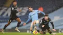 Gelandang Manchester City, Bernardo Silva, berebut bola dengan gelandang Aston Villa, Jack Grealish, pada laga lanjutan Liga Inggris di Etihad Stadium, Kamis (21/1/2021) dini hari WIB. Manchester City menang 2-0 atas Aston Villa. (AFP/Clive Brunskill/pool)