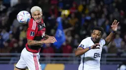 Penyerang Flamengo Pedro melompat untuk berebut bola dengan bek Al Hilal, Ali Albulayhi dalam duel babak semifinal Piala Dunia Antarklub 2022 di Ibn Batouta Stadium, Rabu (8/2/2023) dini hari WIB. Al Hilal merupakan wakil AFC, sementara Flamengo adalah juara Copa Libertadores. (AP Photo/Manu Fernandez)