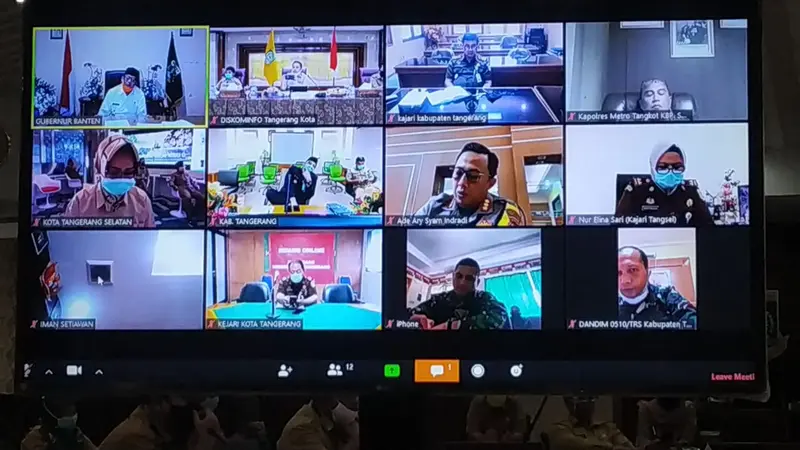 Gubernur Banten Wahidin Halim menggelar rapat online dengan wali kota dan bupati Tangerang terkait PSBB.