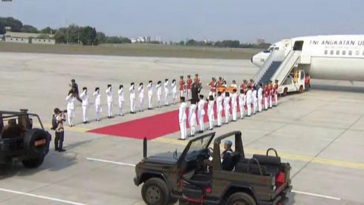 Duplikat Bendera Pusaka dan Teks Proklamasi Tiba di Jakarta