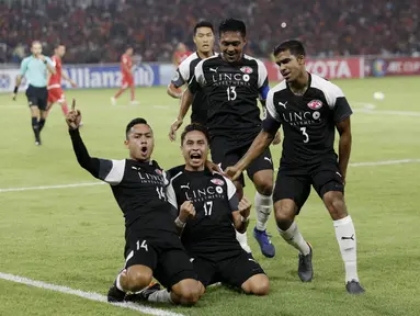 Pemain Home United melakukan selebrasi usai membobol gawang Persija Jakarta pada laga Piala AFC di SUGBK, Jakarta, Selasa (15/5/2018). Persija takluk 1-3 dari Home United. (Bola.com/M Iqbal Ichsan)