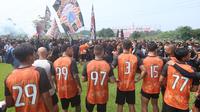 Ratusan suporter Persija Jakarta, The Jakmania, menyerbu latihan tim kebanggaannya di Persija Training Ground, Depok, pada Jumat (8/5/2026) pagi WIB. (Bola.com/Muhammad Iqbal Ichsan)