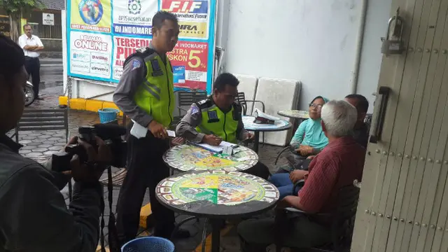 Nenek-Nenek Tabrak Minimarket di Jember