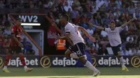 Pemain Arsenal William Saliba merayakan golnya ke gawang Bournemouth pada pertandingan Liga Inggris di Vitality Stadium, Sabtu (20/8/2022) malam WIB. Arsenal menang 3-0. (Steven Paston/PA via AP)