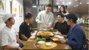 Kimbab Family menyambut Jerome Polin dan Waseda Boys dengan makan bersama. Gina dan Jay menyiapkan dak-galbi, sejenis ayam tumis pedas untuk tamu spesial tersebut. Mereka terlihat tersenyum semringah ketika mencicipi masakan yang tersedia langsung di meja makan. (Liputan6.com/YouTube/Kimbab Family)