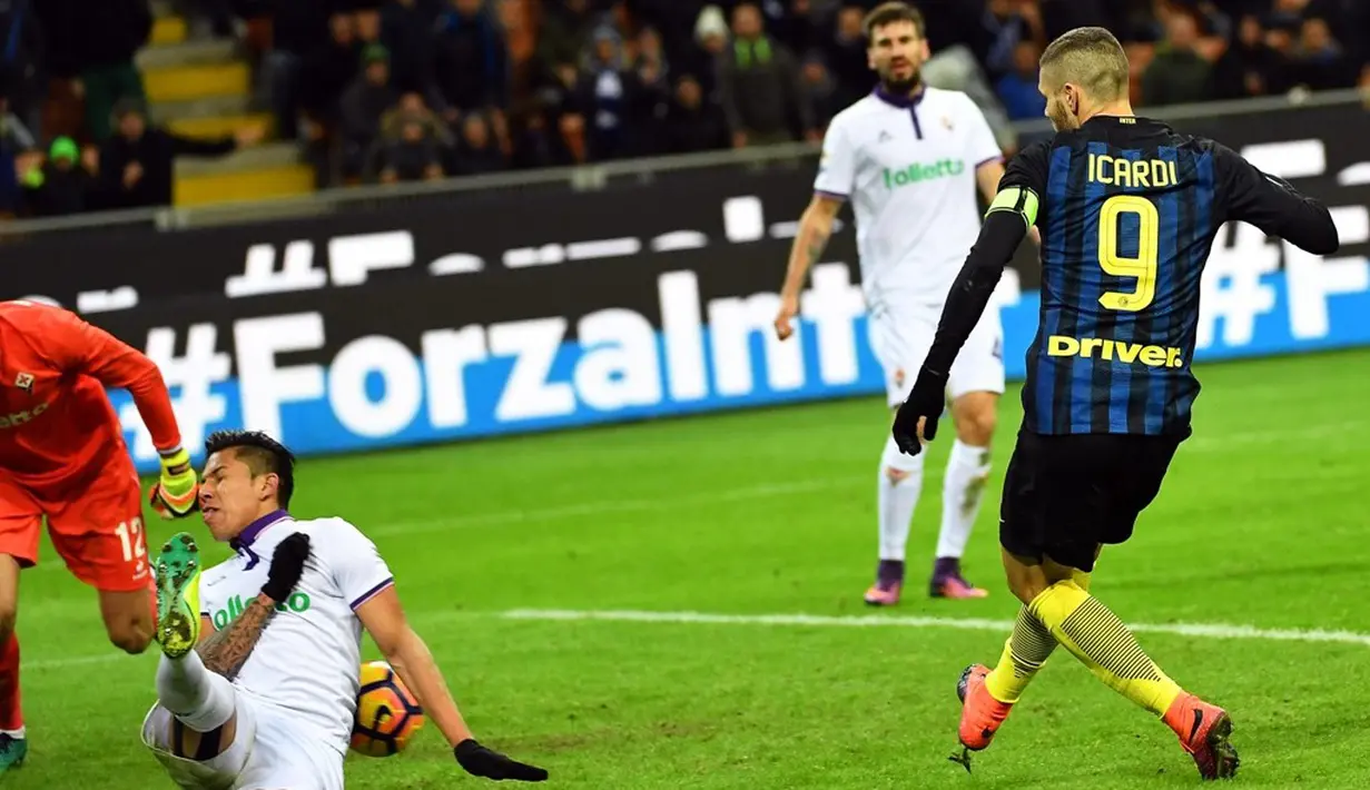 Striker Inter Milan, Mauro Icardi, mencetak gol keempat ke gawang Fiorentina pada laga pekan ke-14 Serie A di Giuseppe Meazza, Senin (28/11/2016). (EPA/Daniel Dal Zennaro)