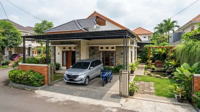 Desain rumah sederhana dengan taman tapi tetap punya area parkir model dengan taman belakang